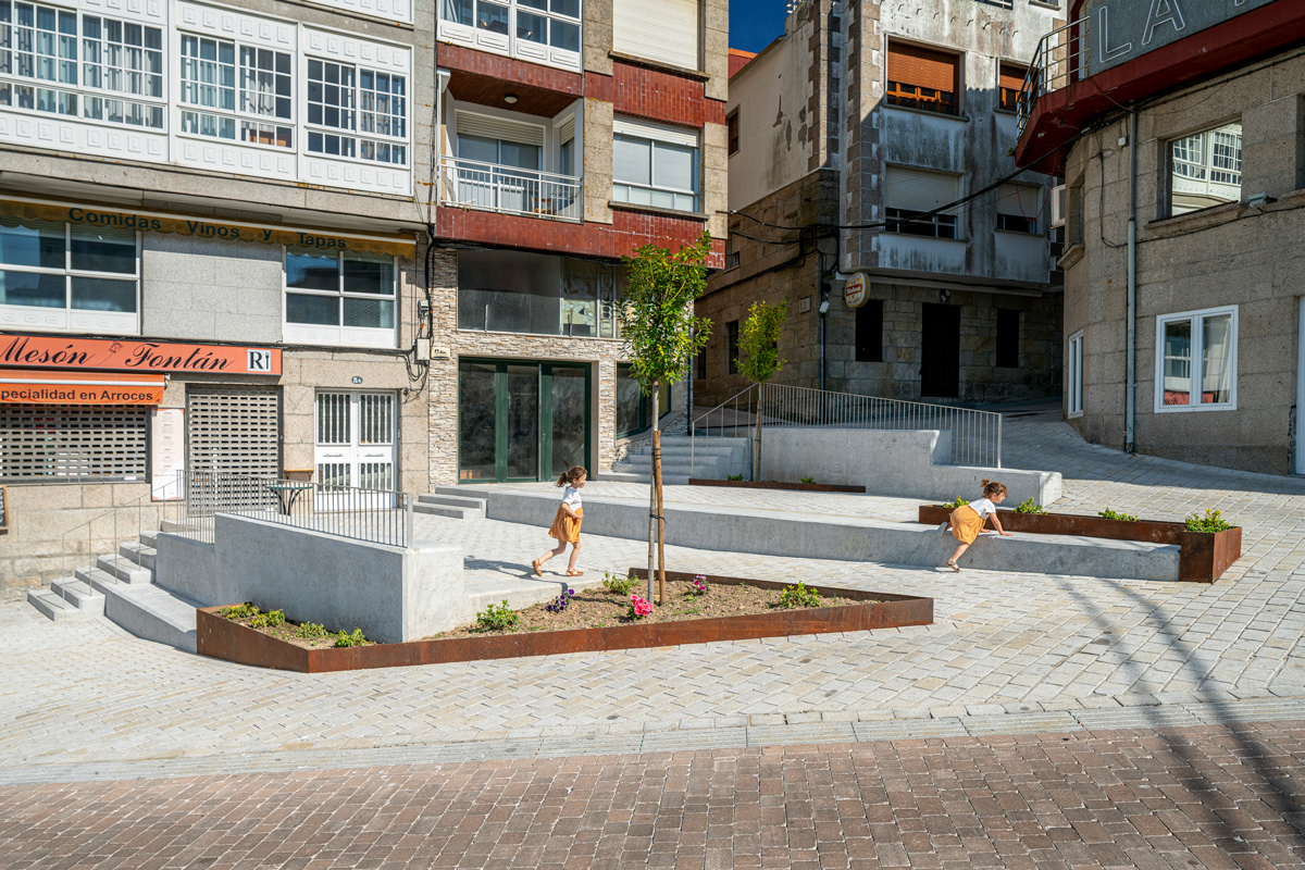 Proyecto finalizado en la Plaza dos Viños en Sanxenxo, por Crudo Arquitectura