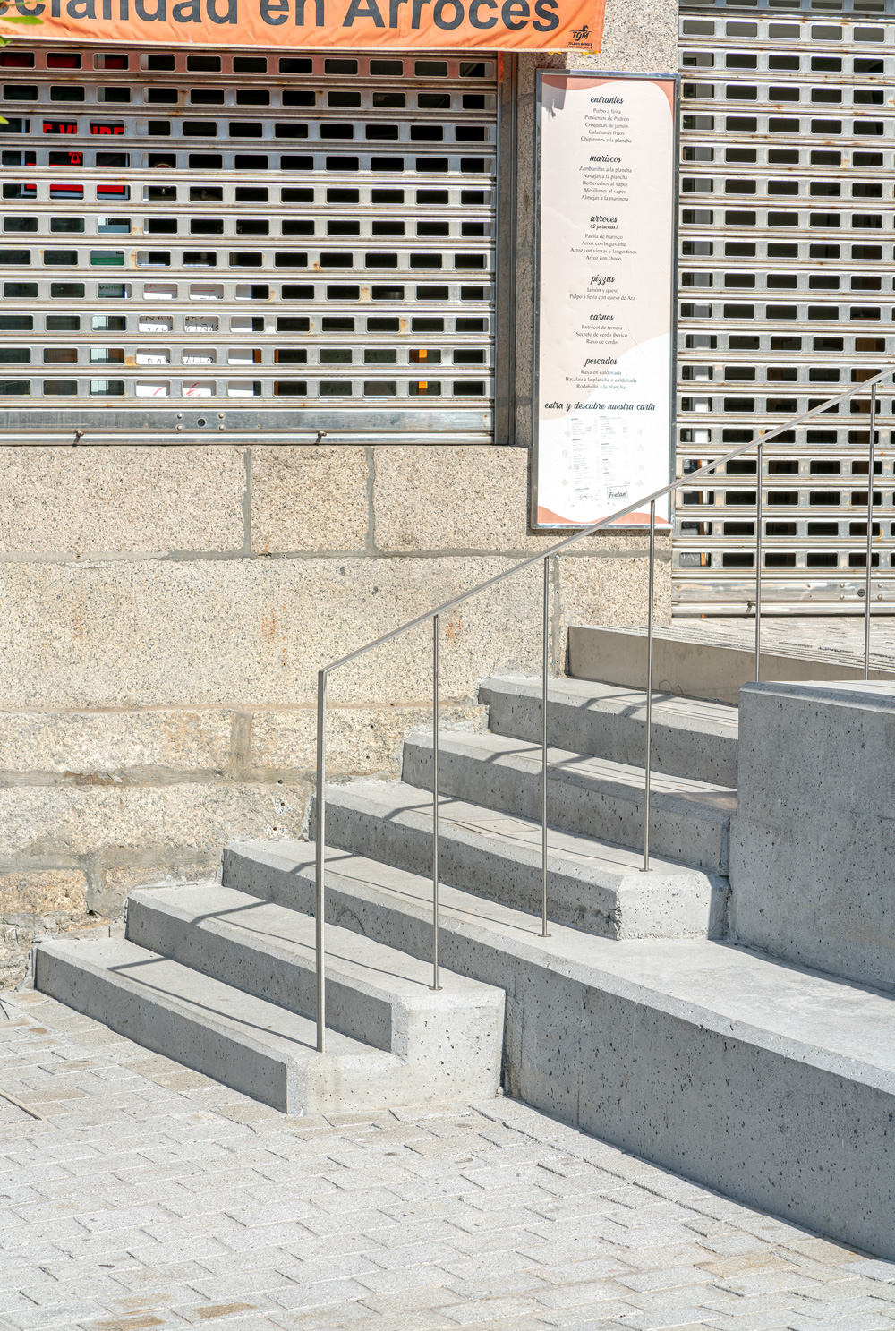 Escalera de la Plaza dos Viños en Sanxenxo, por Crudo Arquitectura