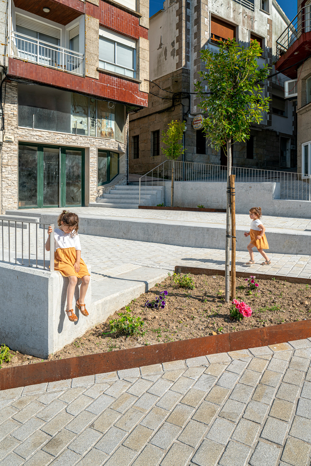 Proyecto de la Plaza dos Viños en Sanxenxo, por Crudo Arquitectura