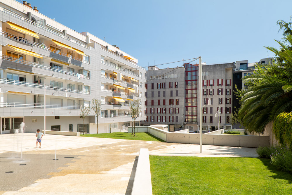Vista da Plaza do Pazo en Sanxenxo: arquitectura exclusiva y diseño contemporáneo en las Rías Baixas por Crudo Arquitectura.