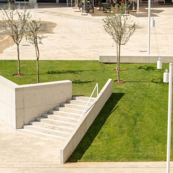 Zona de jardín del proyecto Plaza do Pazo en Sanxenxo: diseño exclusiva y arquitectura contemporánea en las Rías Baixas por Crudo Arquitectura.