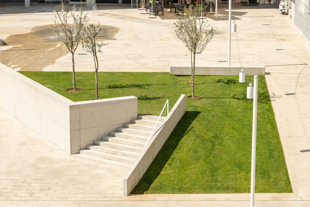 Zona de jardín del proyecto Plaza do Pazo en Sanxenxo: diseño exclusiva y arquitectura contemporánea en las Rías Baixas por Crudo Arquitectura.