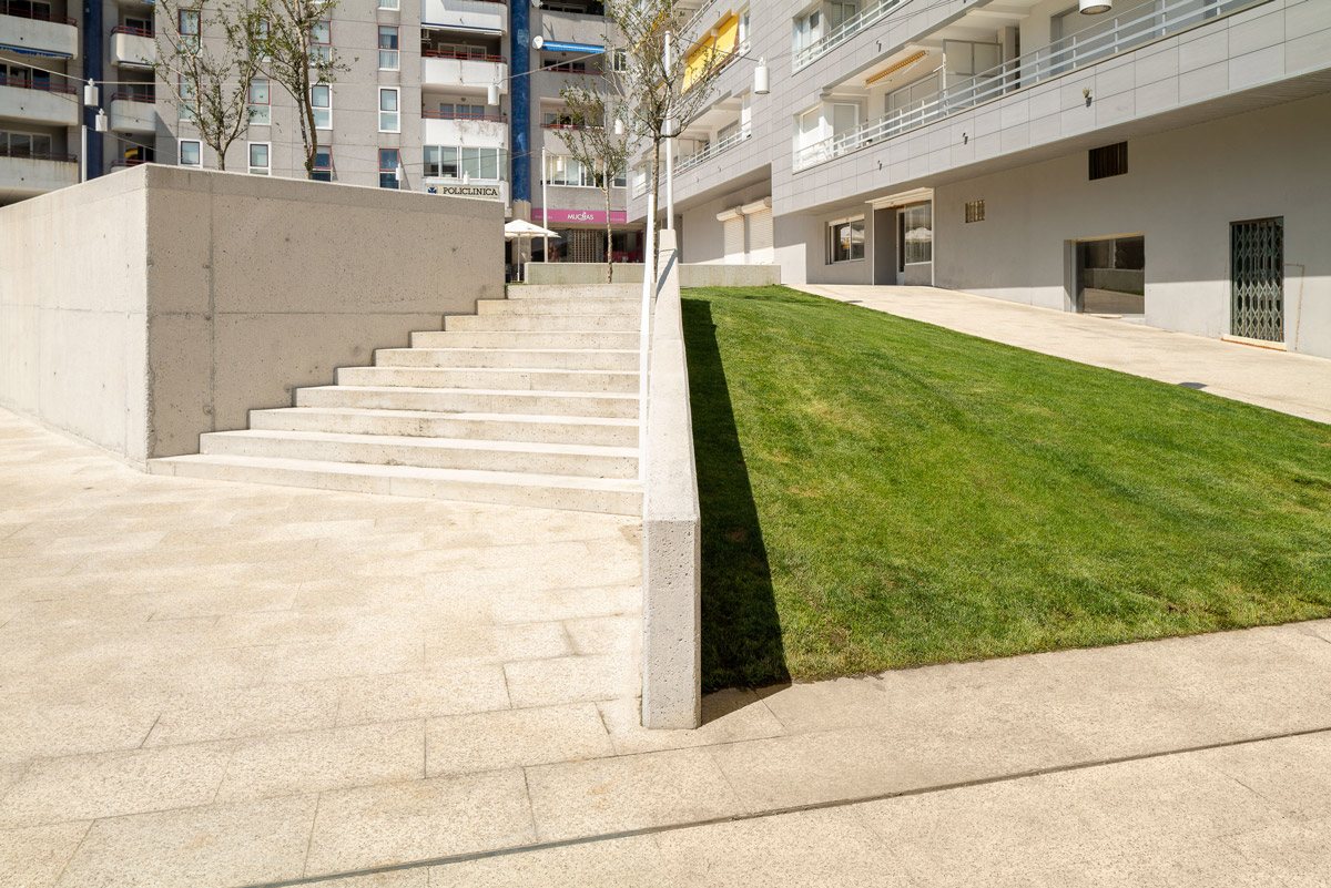 Intervención arquitectónica y urbanismo exclusivo en Plaza dos Viños, Sanxenxo, soluciones espaciales de autor por Crudo Arquitectura.