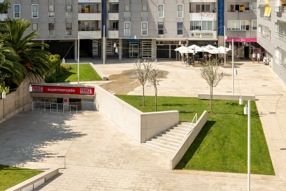 Vista general del proyecto Plaza do Pazo en Sanxenxo: diseño exclusiva y arquitectura contemporánea en las Rías Baixas por Crudo Arquitectura.