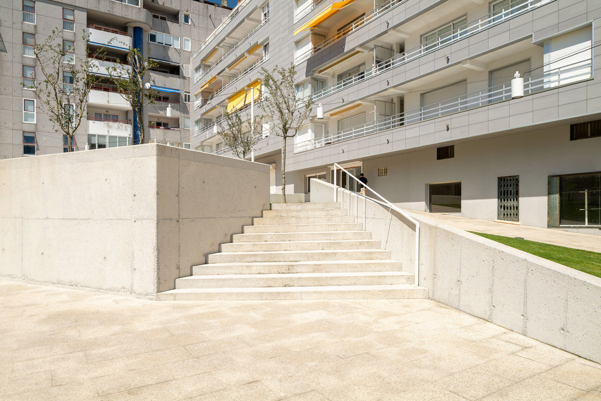 Escalera de la Plaza do Pazo de Sanxenxo, tras la reforma por Crudo Arquitectura.