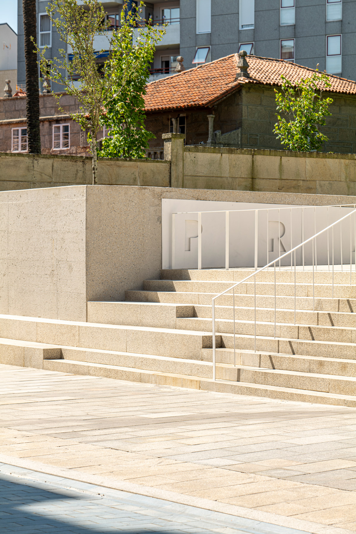 Detalle de las escalera de reforma de la Plaza do Pazo, en Sanxenxo, por Crudo Arquitectura