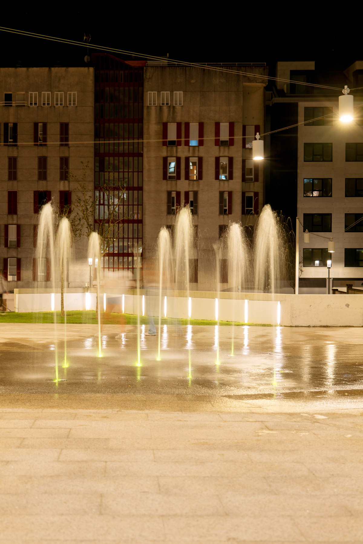 Detalle de las fuentes de la Plaza do Pazo, en Sanxenxo, por Crudo Arquitectura