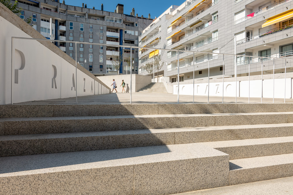 Detalle de acceoso del proyecto Plaza do Pazo en Sanxenxo: diseño exclusiva y arquitectura contemporánea en las Rías Baixas por Crudo Arquitectura.