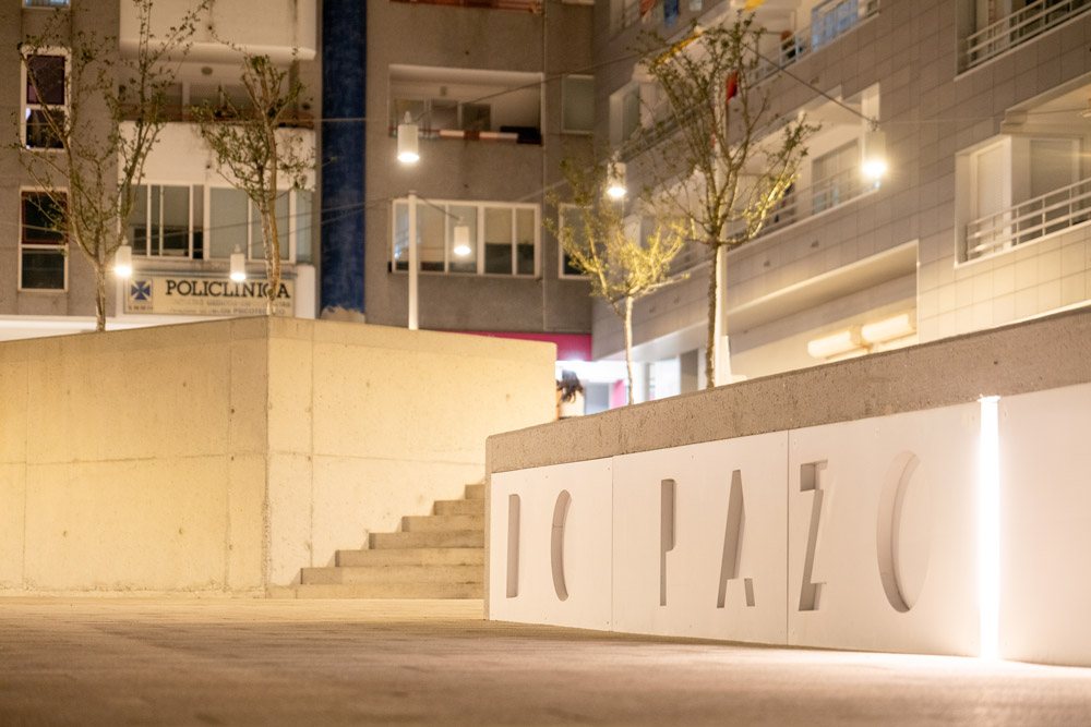 Vista nocturna del proyecto Plaza do Pazo en Sanxenxo: diseño exclusiva y arquitectura contemporánea en las Rías Baixas por Crudo Arquitectura.