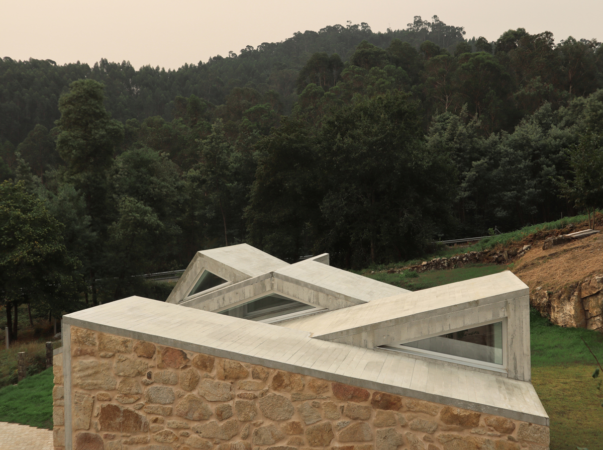 Tejado de la Vivienda Casal do Mendo, arquitectura de alta calidad en Galicia diseñada por Crudo Arquitectura.