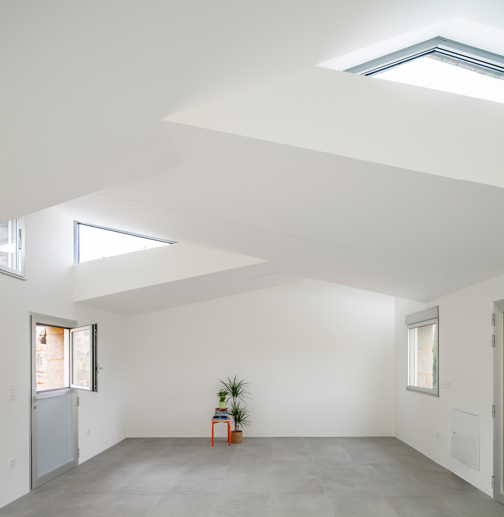 Interior de diseño minimalista de la vivienda unifamiliar de Casal do Mendo, en Crudo Arquitectura