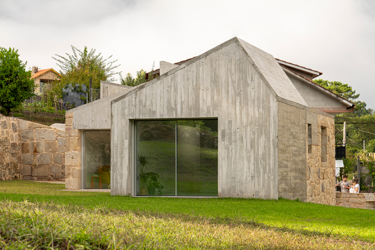Vista exterior de Vivienda Unifamiliar Casal do Mendo mostrando privacidad y conexión con la naturaleza. Arquitectura de autor por Crudo Arquitectura en Pontevedra.