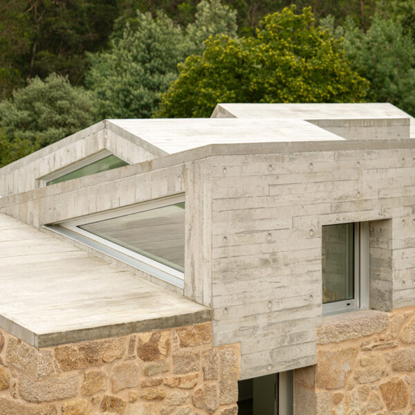 Ventanas de tejado en la Vivienda Casal do Mendo, arquitectura de alta calidad en Galicia diseñada por Crudo Arquitectura.