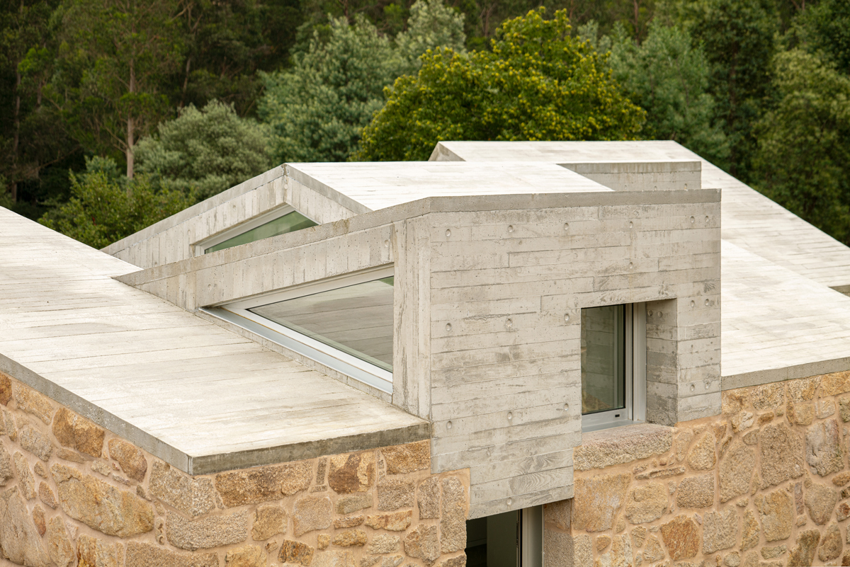 Ventanas de tejado en la Vivienda Casal do Mendo, arquitectura de alta calidad en Galicia diseñada por Crudo Arquitectura.