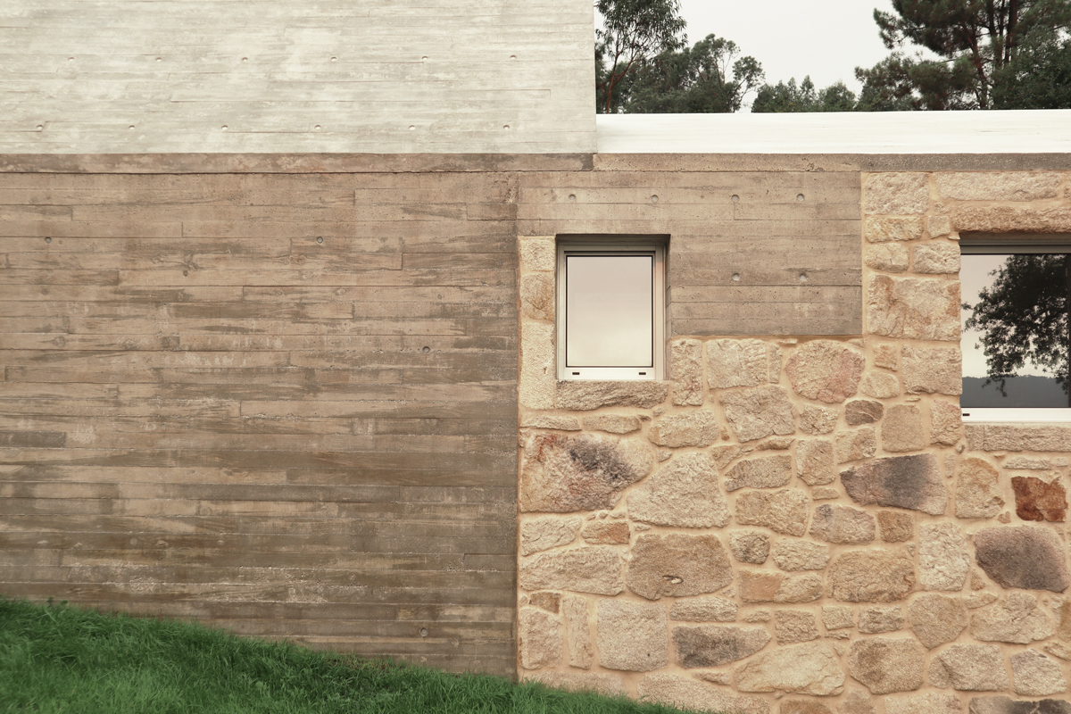 Pared lateral en la Vivienda Casal do Mendo, arquitectura de alta calidad en Galicia diseñada por Crudo Arquitectura.
