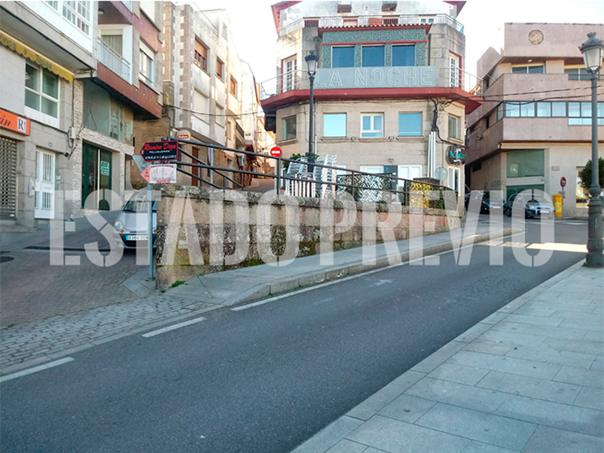 Estado previo de la Plaza dos Viños en Portonovo, antes de la reforma de la nueva plaza