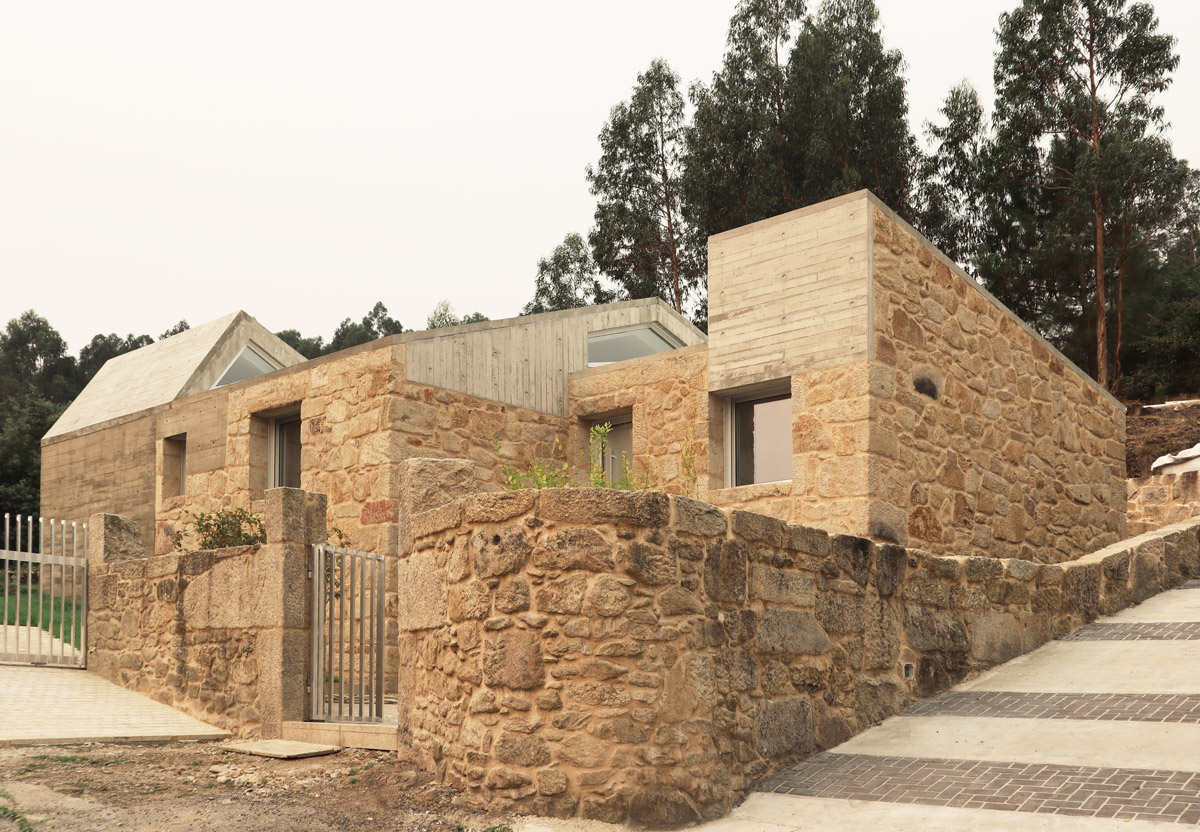 Fachada de la Vivienda Casal do Mendo en Pontevedra, un proyecto de arquitectura contemporánea que integra materiales nobles y diseño exclusivo por Crudo Arquitectura