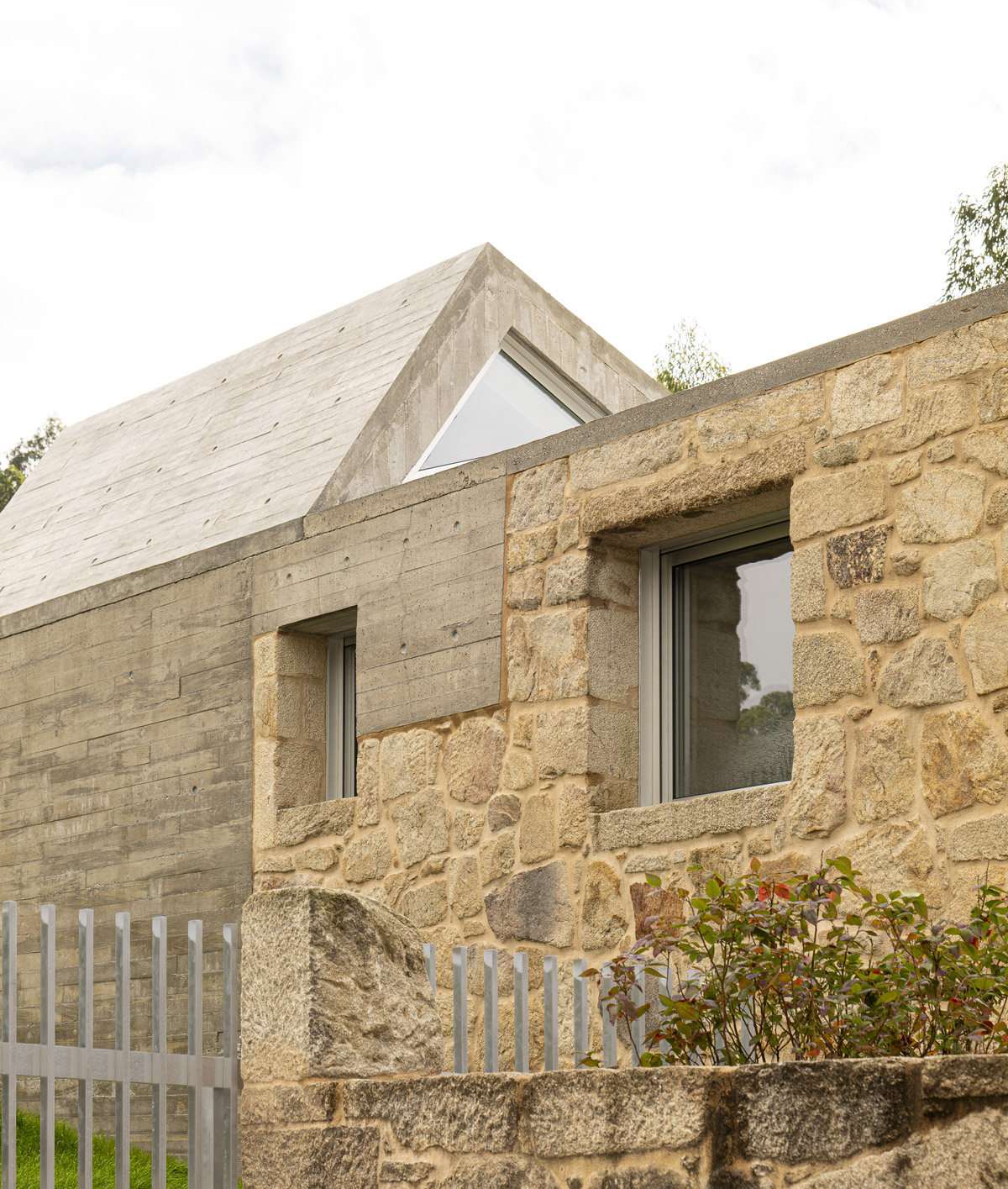 Detalle de materiales en la Vivienda Casal do Mendo, arquitectura de alta calidad en Galicia diseñada por Crudo Arquitectura.