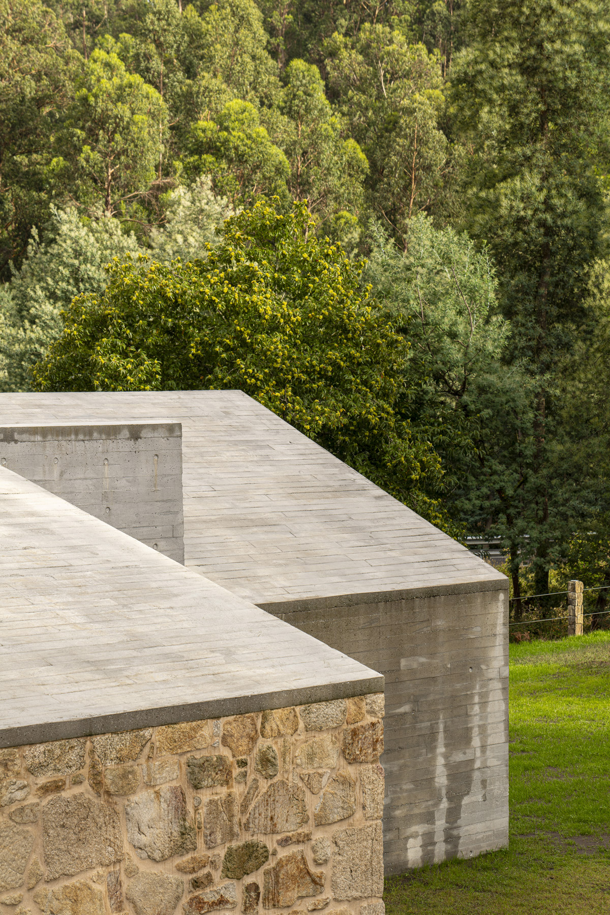 Detalle constructivo de materiales en la Vivienda Casal do Mendo, arquitectura de alta calidad en Galicia diseñada por Crudo Arquitectura.
