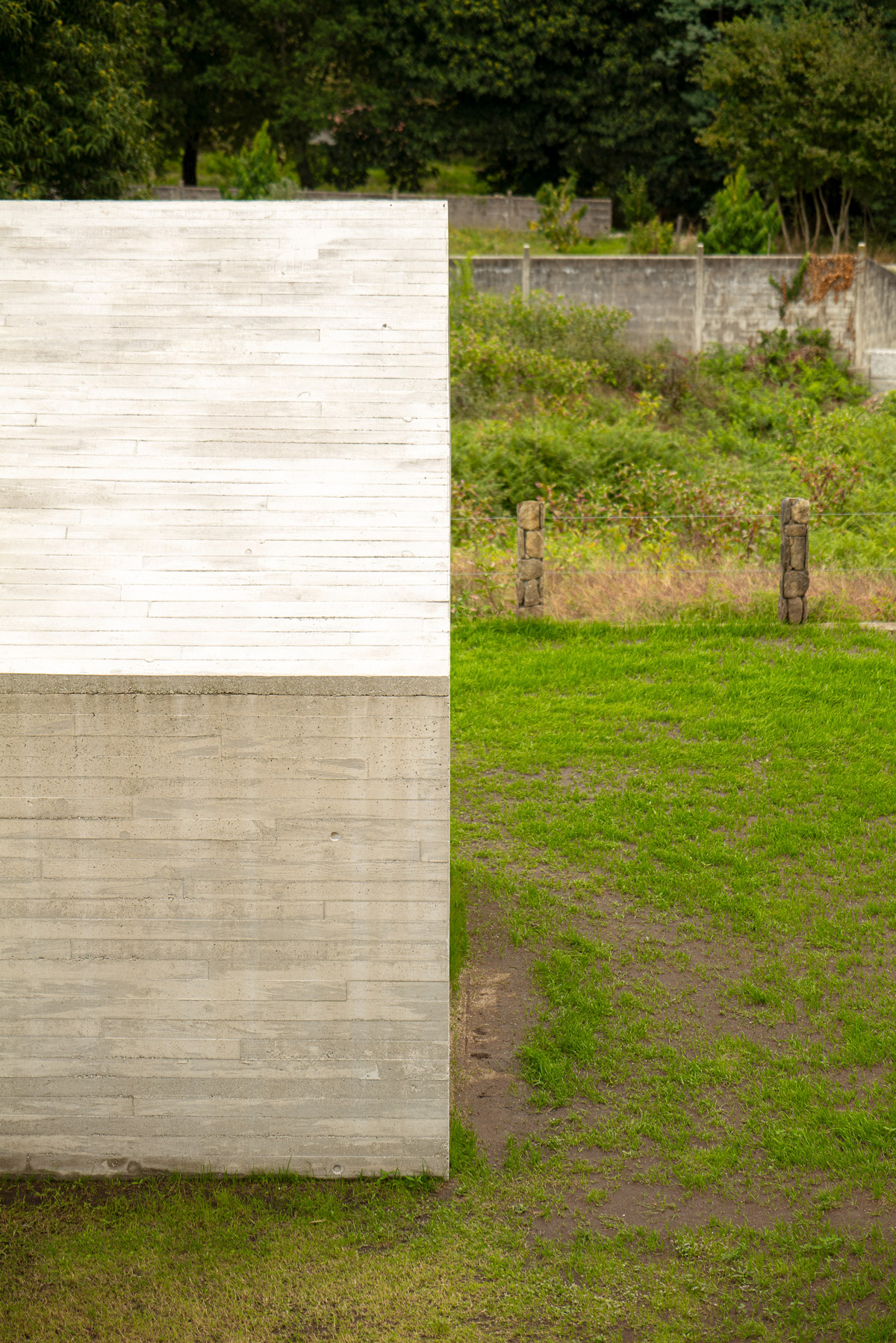 Detalle constructivo de materiales naturales en la Vivienda Casal do Mendo, arquitectura de alta calidad en Galicia diseñada por Crudo Arquitectura.