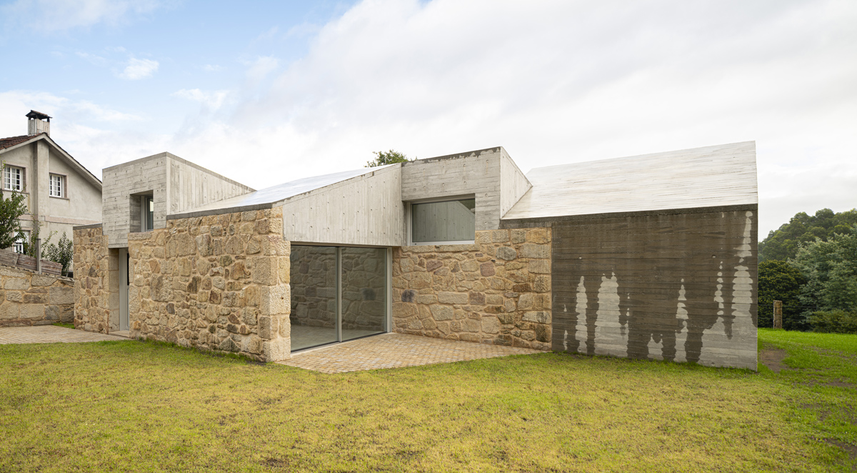 Fachada lateral en la Vivienda Casal do Mendo, estudio de arquitectura en Pontevedra especializado en viviendas.