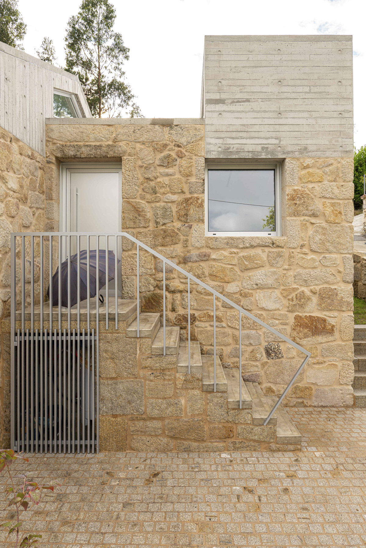 Entrada en la Vivienda Casal do Mendo, arquitectura de alta calidad en Galicia diseñada por Crudo Arquitectura.