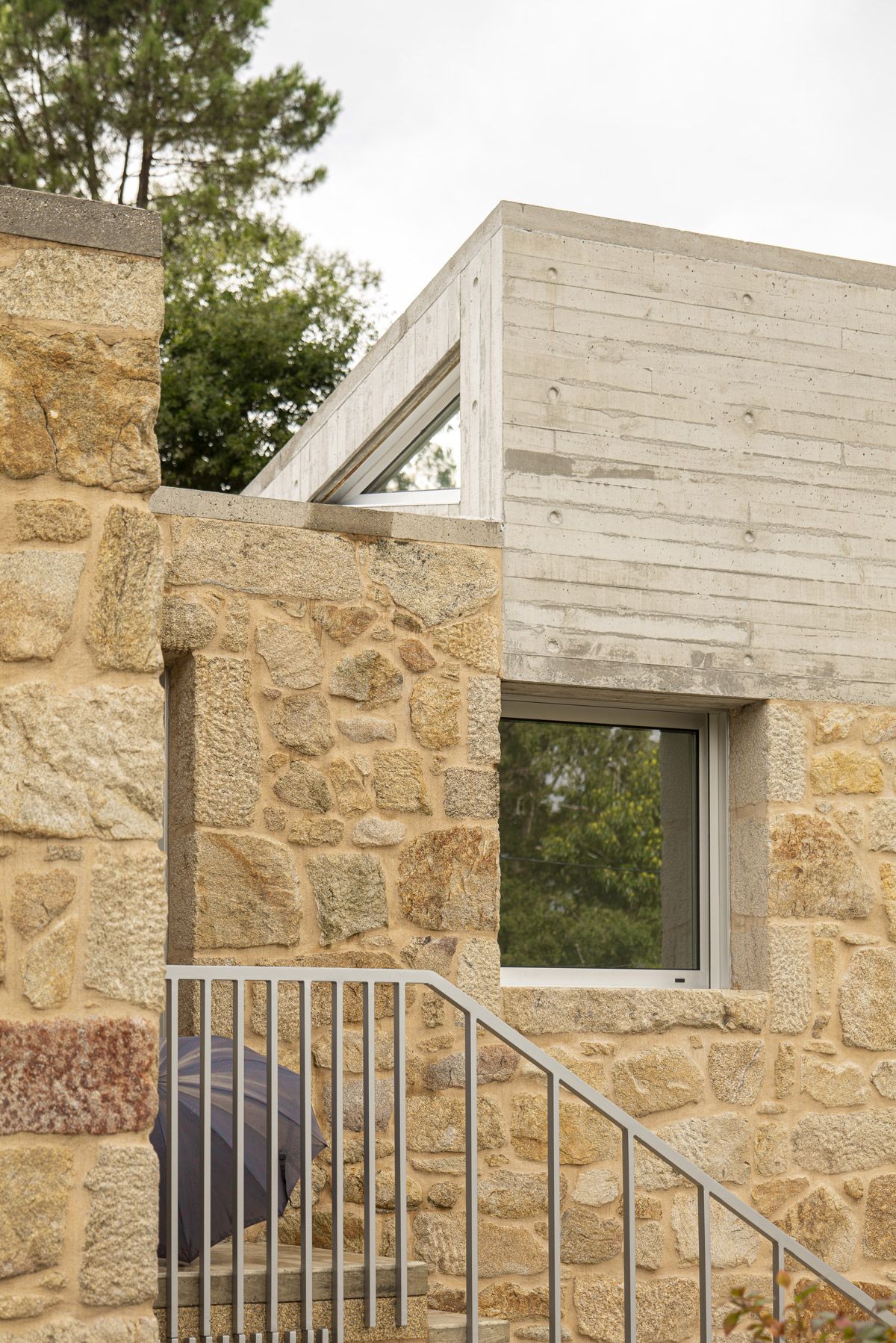 Detalle de fachada en la Vivienda Casal do Mendo, arquitectura de alta calidad en Galicia diseñada por Crudo Arquitectura.